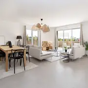 Espace à vivre ouvert vers l’extérieur, baies vitrées coulissantes donnant sur une terrasse aménagée.