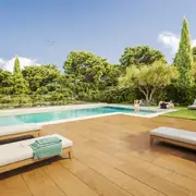 Espace piscine sécurisé, entouré de plantations méditerranéennes pour la fraîcheur naturelle.