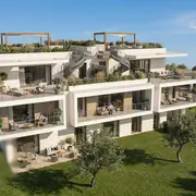 Vue principale du bâtiment avec larges terrasses en rez-de-chaussée et étages supérieurs, entouré de végétation.