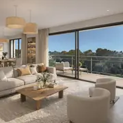 Salon spacieux et lumineux avec grandes baies vitrées offrant une vue dégagée sur la pinède environnante.