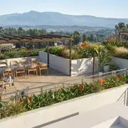 Terrasse sur le toit équipée de pergolas pour profiter d'espaces conviviaux en extérieur avec vue dégagée.