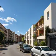 Terrasse spacieuse avec revêtement en béton, vues dégagées sur les immeubles voisins.