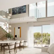 Espace de vie ouvert avec hauts plafonds et lumière naturelle abondante, décoration minimaliste.