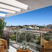 Espace extérieur privé avec mobilier contemporain et aperçu sur la mer Méditerranée.