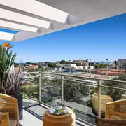 Pièce à vivre ouverte avec mobilier contemporain et vue sur les espaces verts.
