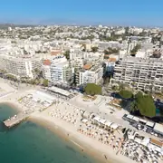 Emplacement privilégié à cinquante mètres des étendues de sable fin, offrant un cadre de vie exceptionnel.