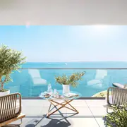 Aménagement extérieur majestueux invitant à profiter pleinement du bord de mer en toute sérénité.