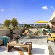 Grande terrasse pour détente avec mobilier extérieur confortable et végétation.