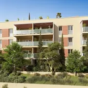 Architecture contemporaine intégrée dans un environnement verdoyant pour un cadre de vie agréable.