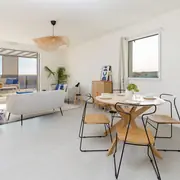 Pièce de vie lumineuse avec accès direct à la terrasse extérieure.