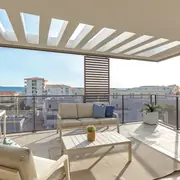 Espace extérieur équipé, idéal pour repas et détente.