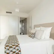 Pièce calme et lumineuse, avec rangements intégrés.