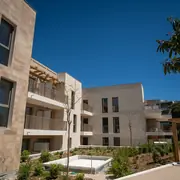 Les balcons rythment les façades et prolongent les appartements.