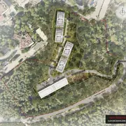 Présentation aérienne du terrain avec la répartition des bâtiments, parkings et zones végétalisées, assurant un équilibre naturel.