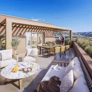 Spacieuse terrasse avec espaces détente et repas, offrant une surface extérieure généreuse.