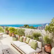 Grande terrasse extérieure offrant un panorama sur la mer et les environs naturels.