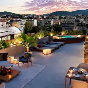 Grande terrasse aménagée offrant un espace de détente en plein centre urbain de Nice.