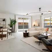 Salon spacieux avec grandes fenêtres apportant lumière naturelle.