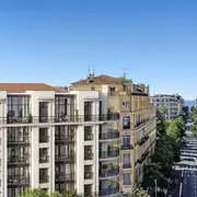 Alternance des loggias et oriels créant un rythme sur la façade principale.