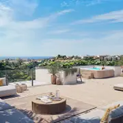 Grande terrasse privée offrant un jacuzzi et une vue dégagée sur le paysage environnant et la mer Méditerranée.