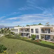 Façade contemporaine intégrant des balcons généreux donnant sur des jardins paysagers et espaces naturels.