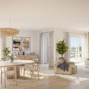 Intérieur ouvert et aéré avec grandes ouvertures vers l'extérieur, favorisant la luminosité naturelle.