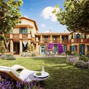 Façade principale de la villa avec jardin et accès à la terrasse.