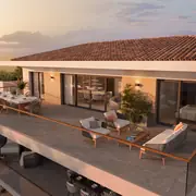 Grande terrasse privative équipée pour repas et détente en extérieur.