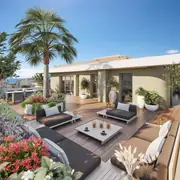 La villa sur le toit dispose d'un grand espace extérieur en platelage bois avec des jardinières végétalisées. Les garde-corps vitrés permettent de profiter d'une vue dégagée sur le littoral.